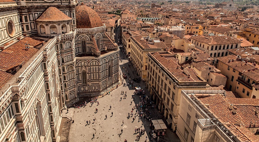 Floransa, İtalya'da bir şehirdir.