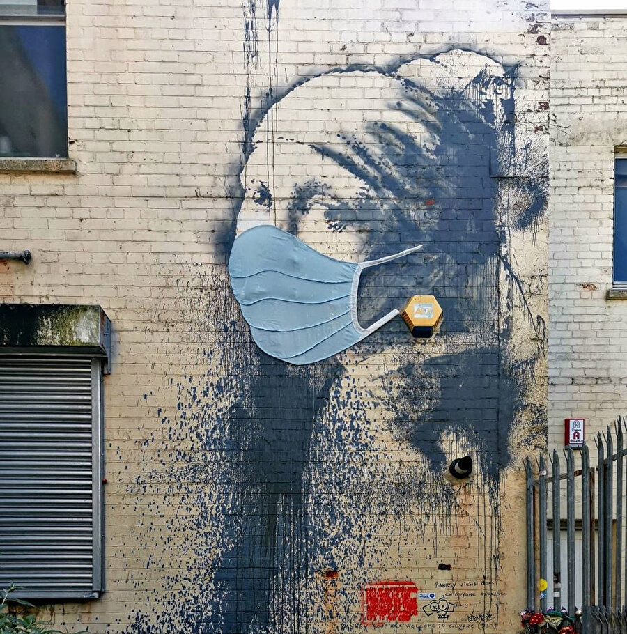 Ünlü sokak sanatçısı Banksy pandemi sürecinde İnci Küpeli Kız’a piercing ve maskeli versiyonu ile yeni bir soluk getirdi.