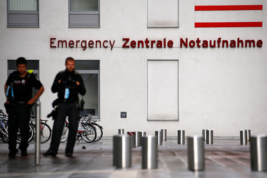 Alman polisler, Navalnıy'ın tedavi gördüğü Berlin Charite Mitte Hastanesi'nde nöbette bekliyor