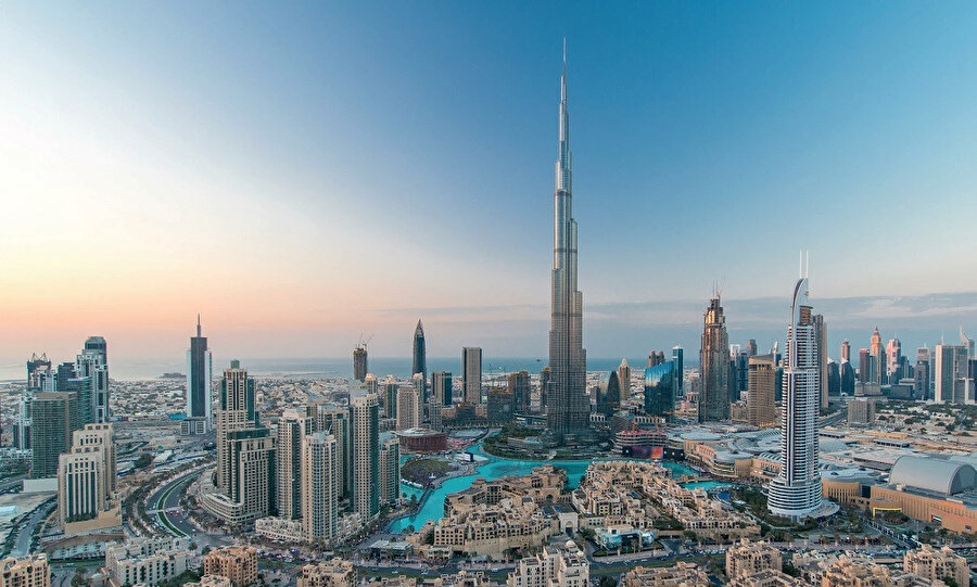 Emirliğin yönetim biçimini ve kapladığı tüm alanı ifade eden Dubai Emirliği'nden; Dubai Kenti tanımlaması ile ayırt edilir.