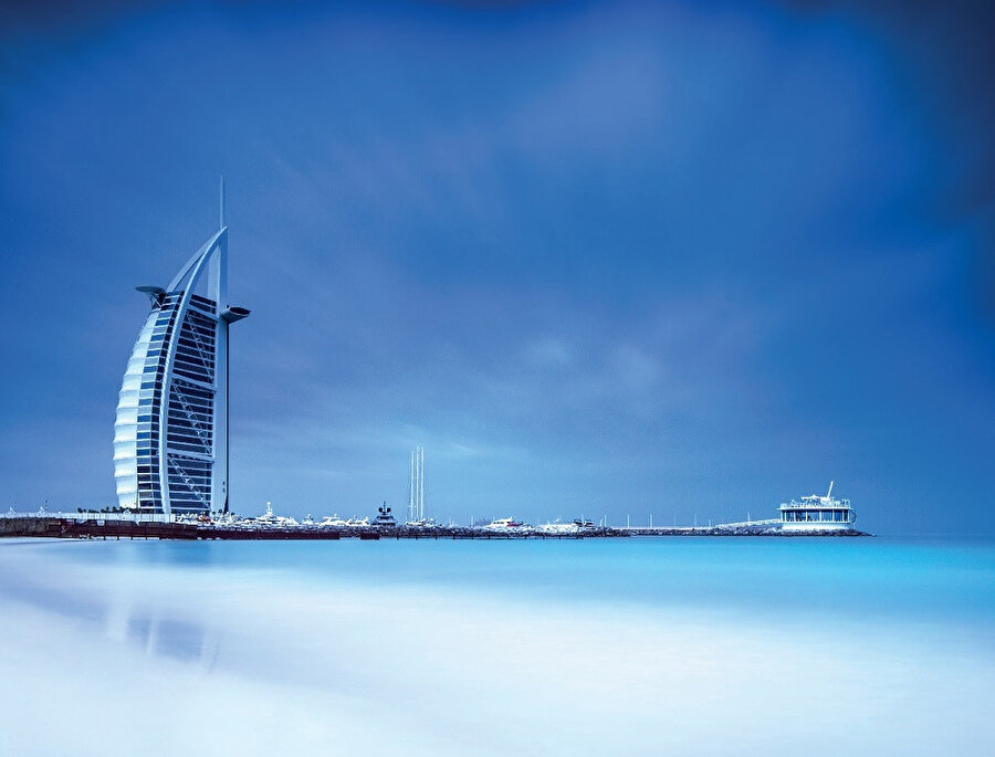 Dubai ve Abu Dabi ülkenin yasama organı Federal Ulusal Konseyi içinde ulusal önem taşıyan kritik konularda veto etme hakkına sahip bulunan iki emirliğidir.