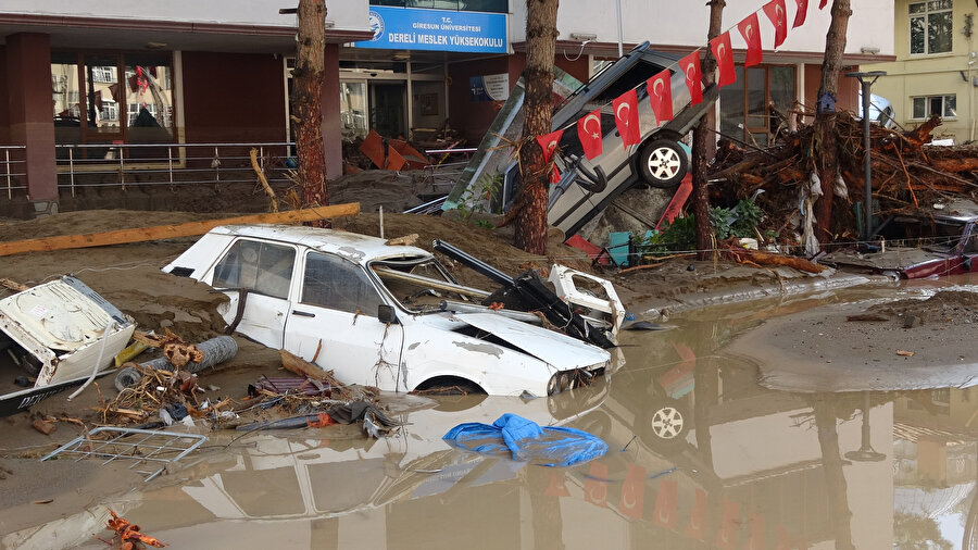 Giresun, Samsun, Rize, Trabzon'da sel meydana geldi