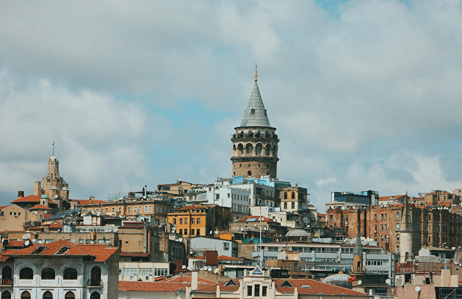 Ninem zaman olmuş. Oğul dedi, ellerinden İstanbul damlıyor. Koca İstanbul olmuşsun.