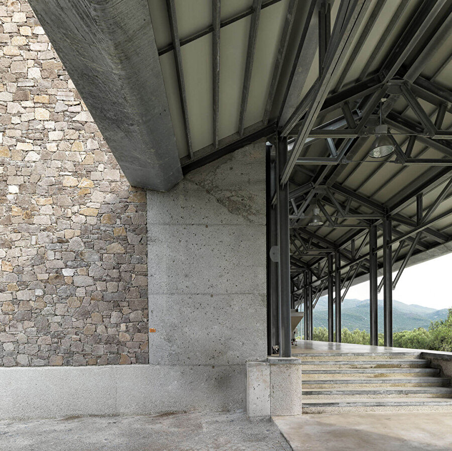 Galvanizli çelik, doğal taş ve brüt betondan oluşan tesis yapısı, bakım gerektirmiyor.