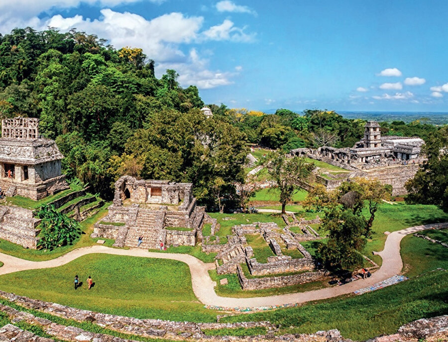 Orta Meksika'da, Olmekler ve daha sonra gelişen Aztekler, özellikle Yucatan Yarımadasında ise Mayalar, Meksika'nın önemli İspanyol işgali öncesi uygarlıklarıdır.