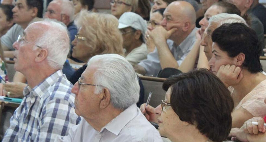  “Yetişememek” yaşlılığın bir tezahürü gibi algılanıyor. Ya da benzerlerinizle aynı faaliyetleri yürütememek yaşlanmanın doğrudan bir parçasıymış gibi düşünülüyor. 