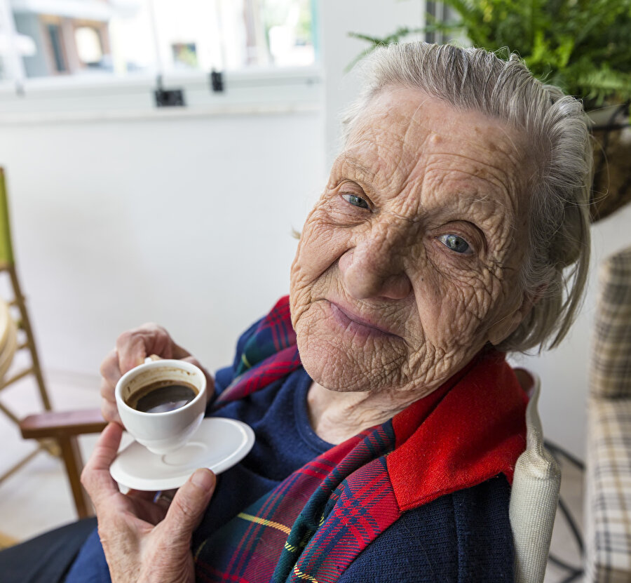 Yaşlılığı daha çok belirli fiziksel ve zihinsel özelliklerle tanımlamaya yatkınız. Yüzümüzdeki kırışıklıklar, saçlarımızın beyazlaması, yürümedeki zorluklar, hastalıkların süregelmesi gibi... Belki de modernitenin yaptığı en önemli değişikliklerden biri bu bakış açısını güçlendirmek oldu.