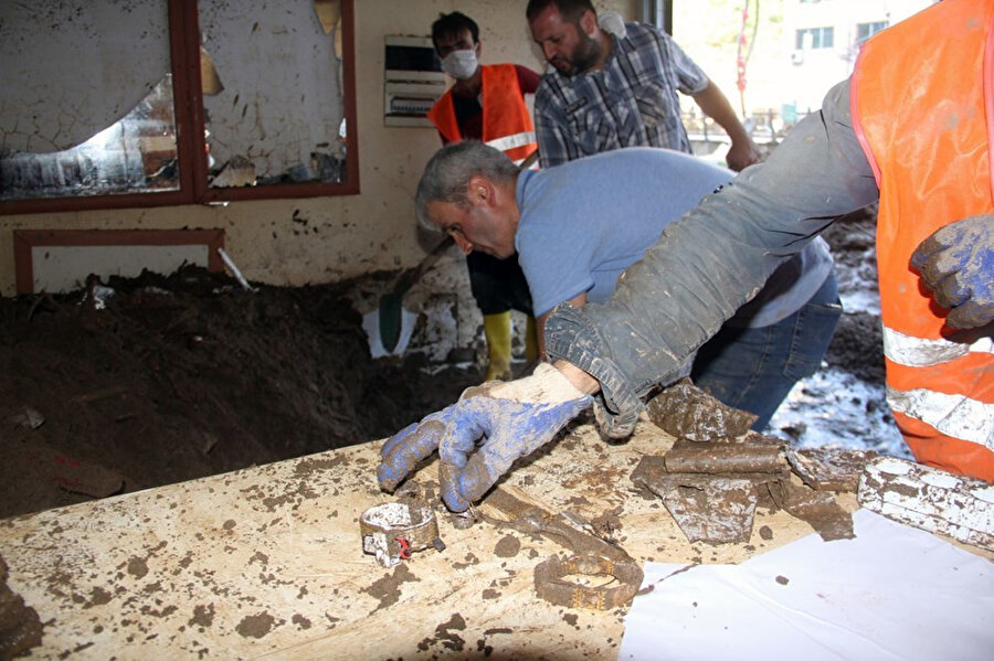 Çamurun içinden çıkarılan altınlar