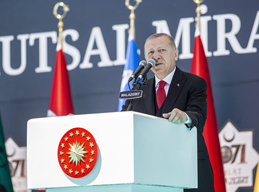 Cumhurbaşkanı Recep Tayyip Erdoğan açıklamalarda bulunurken