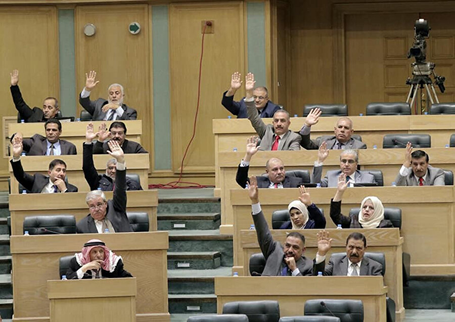 Ürdün Parlamentosu, Kral tarafından atanan isimlerden oluşan Senato ve seçimle iş başına gelen Temsilciler Meclisi olmak üzere iki kanattan oluşuyor.
