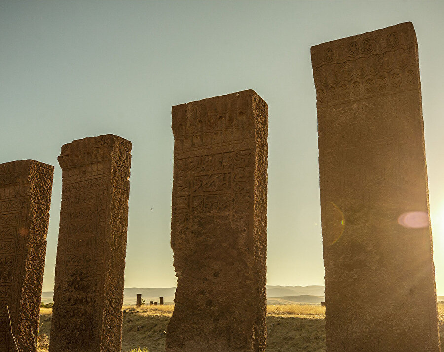 Dünyanın en büyük Türk İslam Mezarlığı: Ahlat Selçuklu Mezarlığı