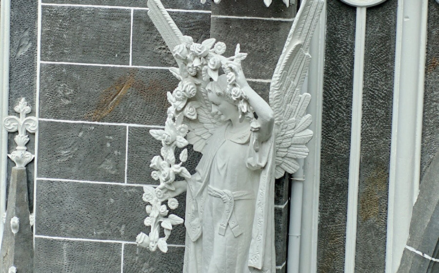 Mevcut kilise, 1916 ile 1949 yılları arasında Gotik tarzda inşa edilmiş ve inşa edilmesi toplam 33 yıllık bir zaman dilimi almıştır.