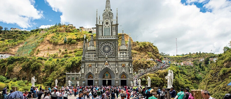 Kilise, Güney Kolombiya'da bulunur ve on sekizinci yüzyıldan beri bir turizm ve hac yeri olmuştur.