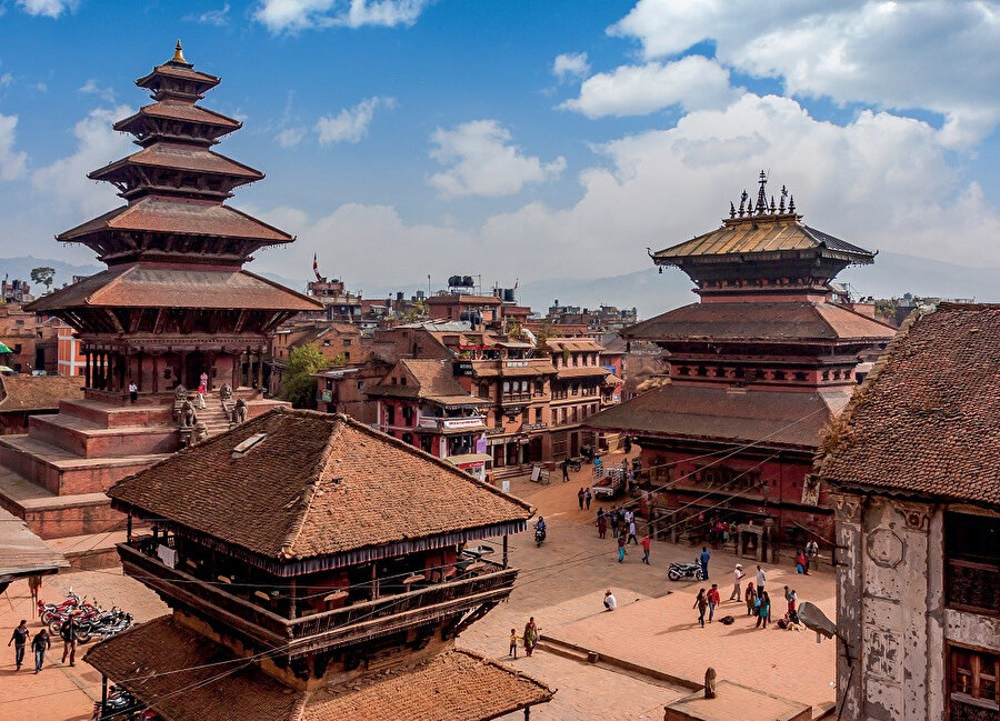 Başkent Katmandu'ya 8 kilometre mesafede bulunan şehri turistik olarak en değerli kılan yanı, UNESCO tarafından oluşturulan kültür mirasları listesinde Dünya'da en çok eser barındıran kent olmasıdır.