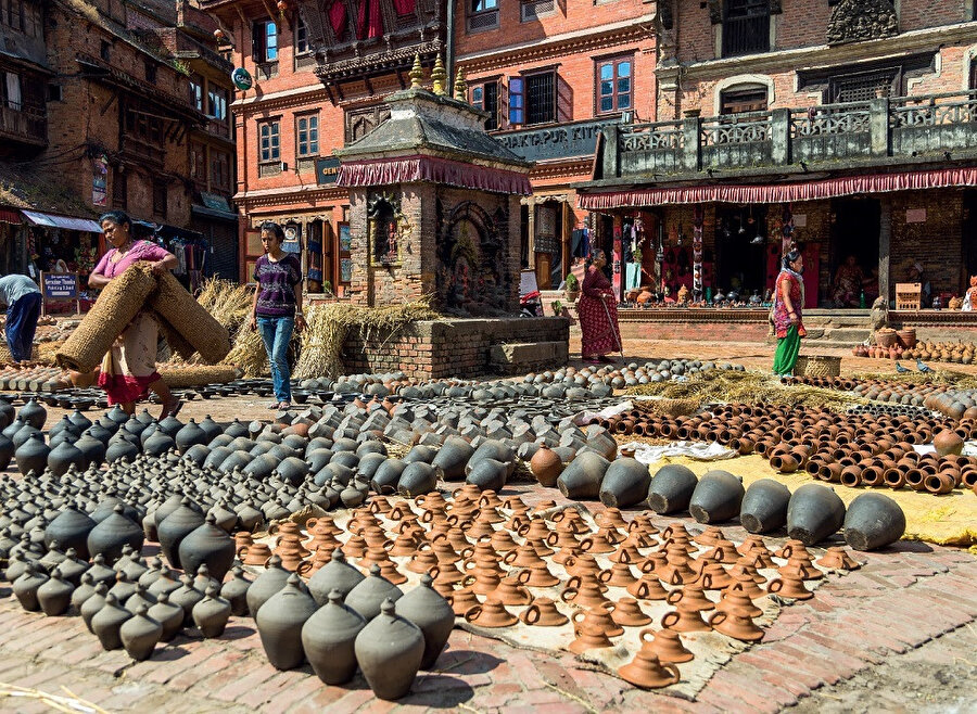 Bhaktapur Çömlekçilik, geleneksel sanat ve mimari, tarihi anıtlar ve zanaat eserleri, muhteşem pencere, seramik ve dokuma sanayi, mükemmel tapınaklar, güzel havuzları, zengin yerel gelenekleri, kültür, din, festivaller, müzik etkinlikleri ve mistik turizme ev sahipliği yapmaktadır.