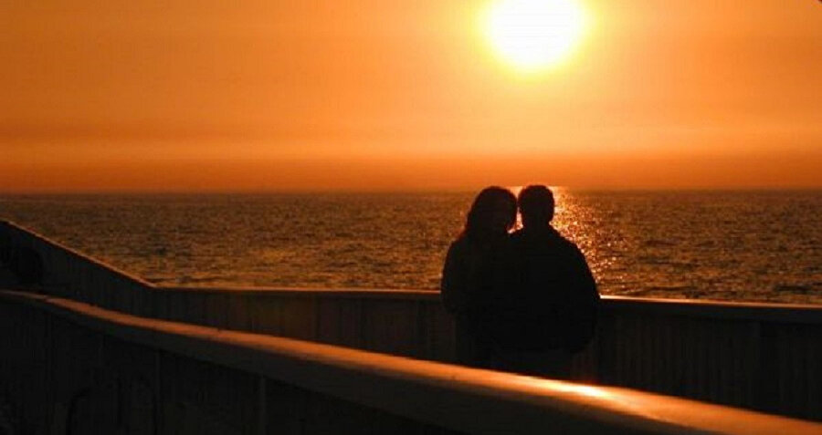 Baraja doğru yürüyoruz. Su daha ılımamış. Muazzez ayaklarını suya değdiriyor. Su ipildiyor. Karşı kıyı ışıyor.