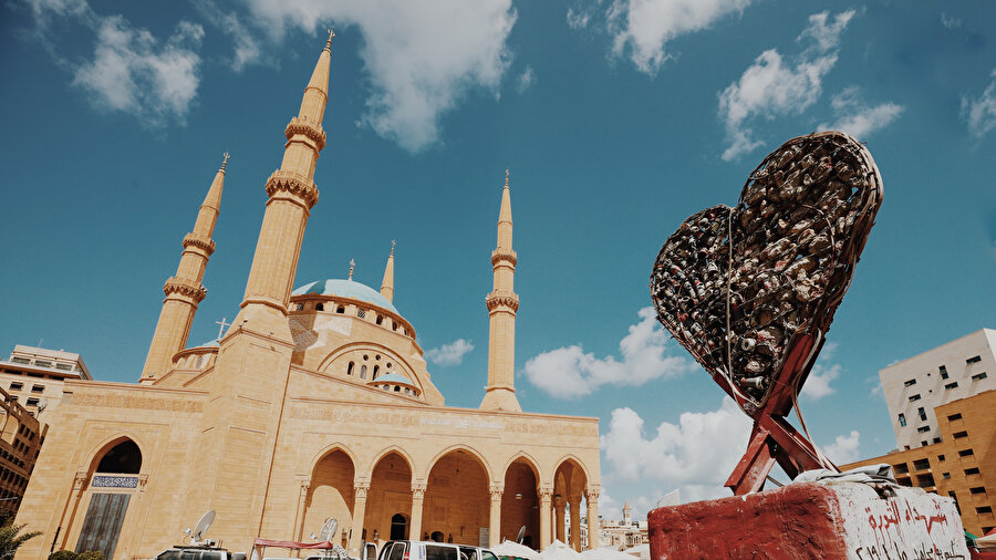 Refik Hariri tarafından inşasına başlanan ve Türk mimarisinden izler taşıyan Muhammed-el Emin Camii.