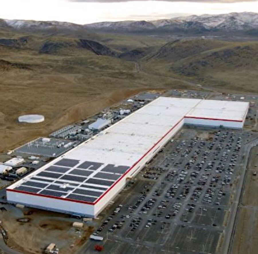 Tesla'nın Gigafactory fabrikasındaki bir çalışan, siber saldırgan tarafından kendisine gelen teklifi yöneticilerine anlatıyor. 