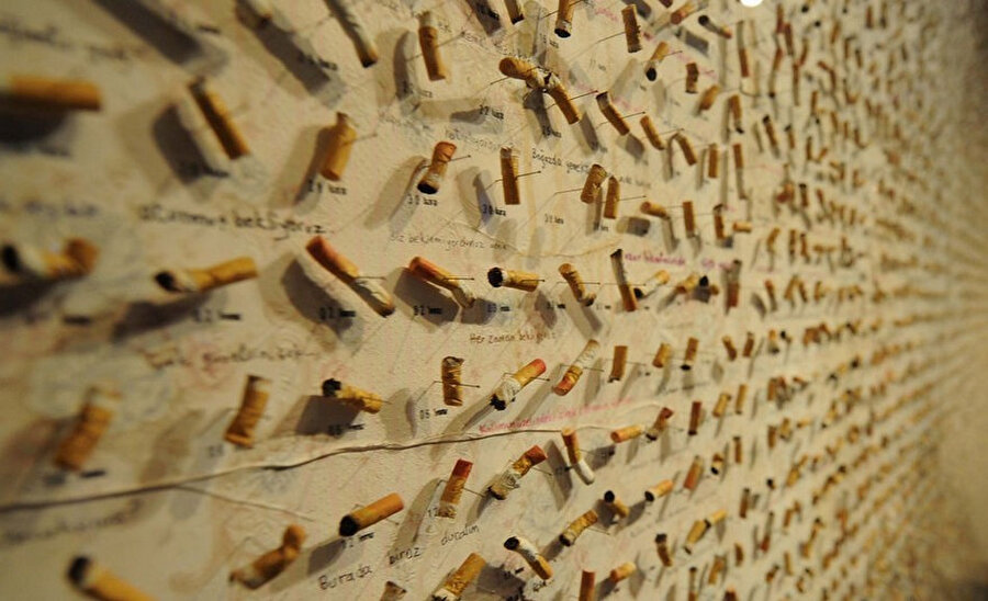 Müzenin ilk katında, roman kahramanı Kemal’in üzerlerine notlar düşerek biriktirdiği 4213 adet sigara izmariti.