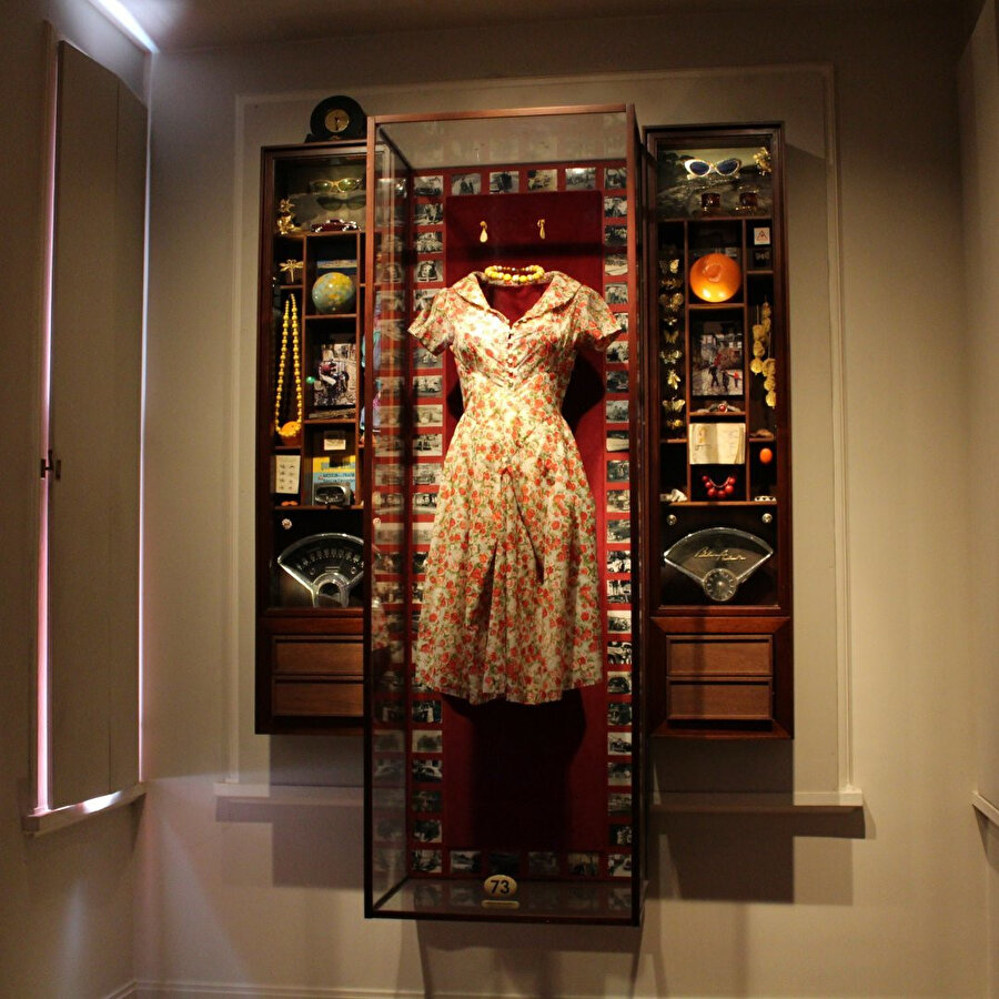 İkinci katta, roman kahramanı Füsun’un elbisesi ve eşyaları.