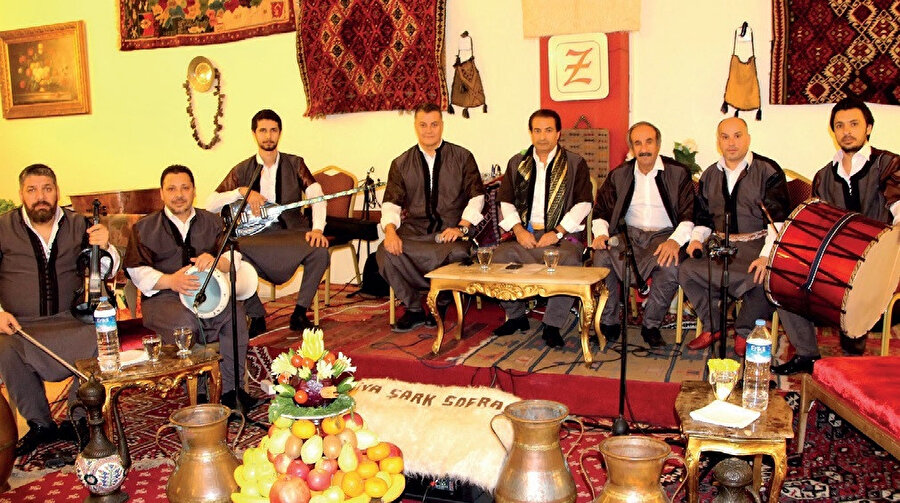 Urfa'da bilinen adıyla Sıra Gezmek, Türkiye'de Şanlıurfa iliyle özdeşleşen halk kültüründe ses, saz ve söz üzerine sohbet yapılan toplantı ve aktüalite meclisidir.