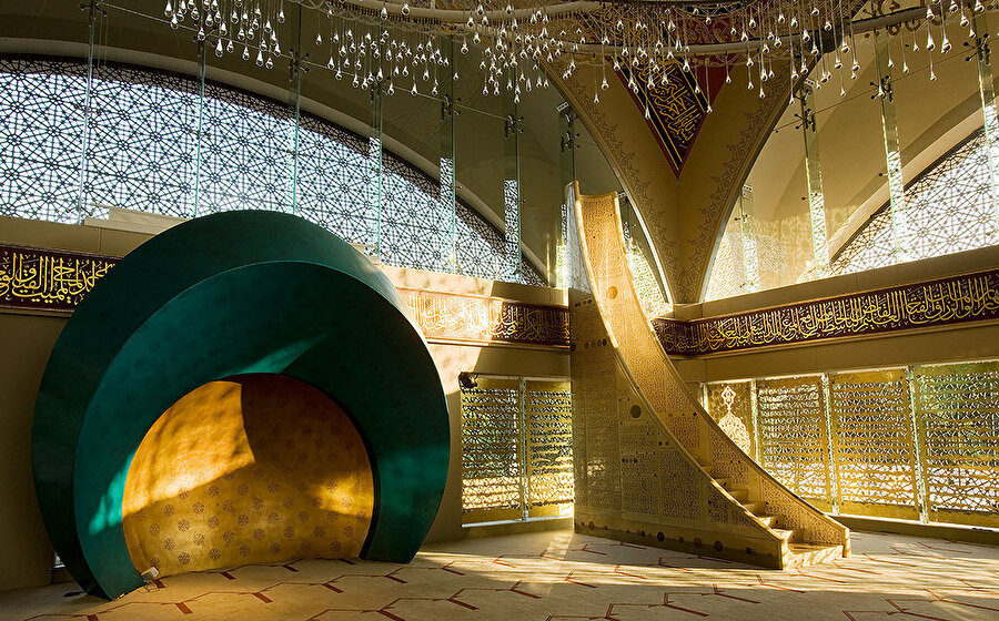 Şakirin Camii, minber ve mihrap tasarımları. 