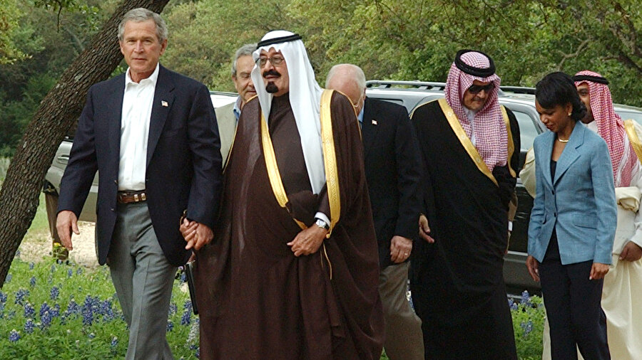 25 Nisan 2005’te çekilen bu fotoğrafta Suudi Arabistan Kralı Abdullah, ABD Başkanı George W. Bush’la Teksas’taki çiftliğinde el ele görülüyor.