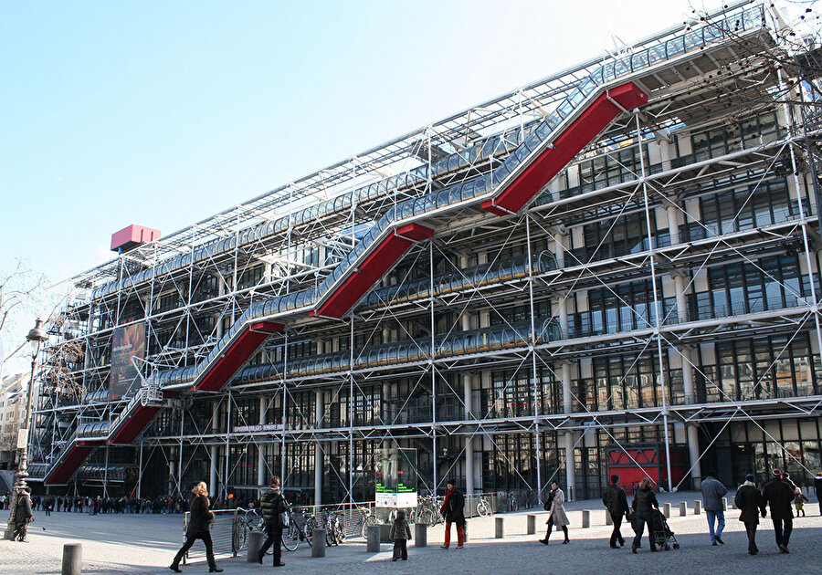 Paris Pompidou Kültür Merkezi, iç kısmını tamamen gösterecek şekilde tasarlanır ve sirkülasyonu sağlayan merdiven göz önünde yer alır. 