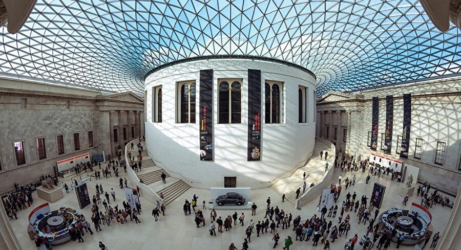 British Museum, İngiltere'nin Londra şehrinde Dünya'nın her yanından getirilen seçkin Antik çağ yapıtları ve etnografya koleksiyonlarını kapsayan müze.