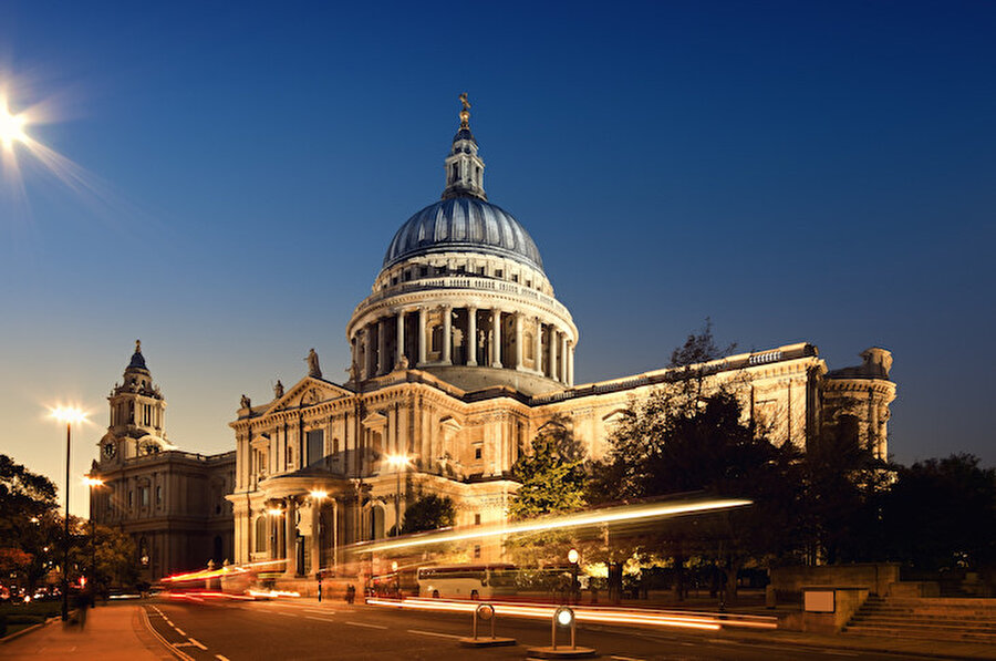 Aziz Paul Katedrali veya Paul Katedrali, İngiltere'nin başkenti Londra'da bulunan Anglikan katedrali ve Londra Piskoposluğunun merkezidir.