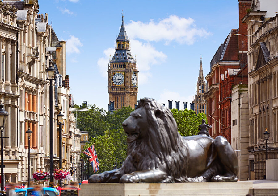 Trafalgar Meydanı, Londra'nın merkezinde, National Art Gallery'nin ana giriş kapısının baktığı önemli meydanıdır.