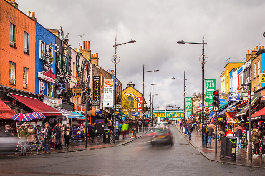 Regent Kanalı'nın yanı başındaki Camden Town, kıyafetlerin ve ilginç ürünlerin satıldığı pazarıyla ünlüdür.