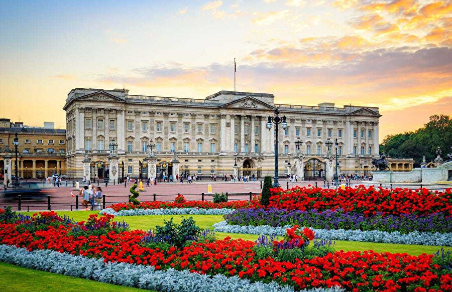 Buckingham Sarayı, sık sık devlet işlerinde ve yabancı devlet insanlarının ağırlanmasında kullanılır.