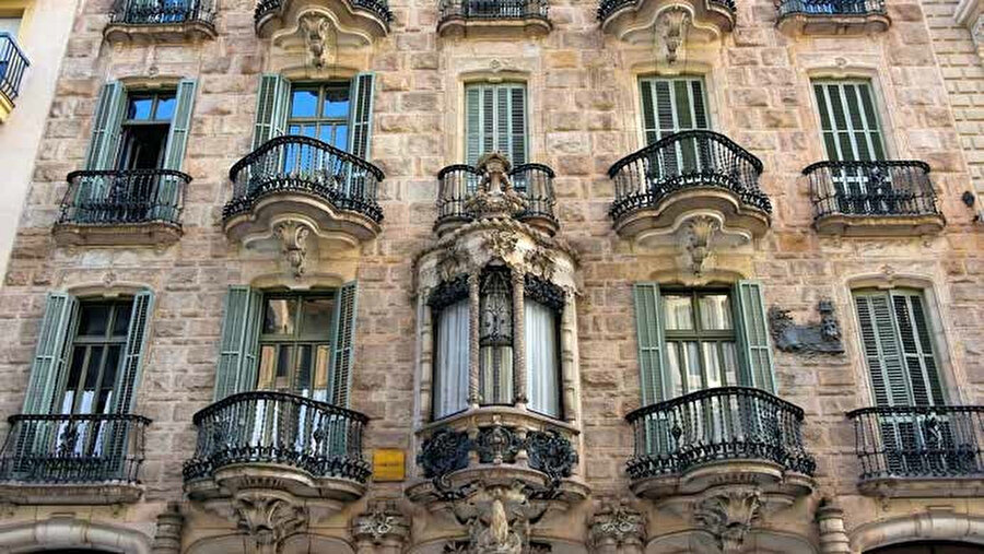 Casa Calvet, Antoni Gaudí tarafından hem ticari mülk, hem de konut olarak hizmet veren bir tekstil üreticisi için tasarlanan binadır.