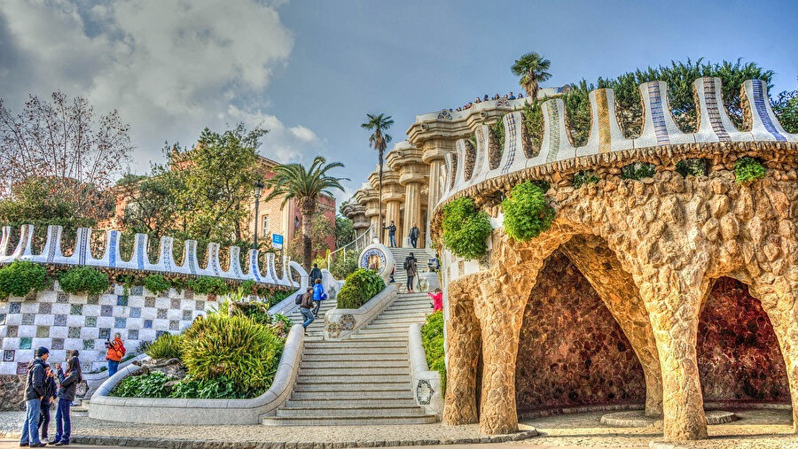 Park Güell, İspanya Barselona'da bulunan bahçelerden ve mimari unsurlardan oluşan bir kamu parkıdır.