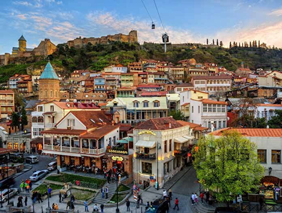 Kentin Gürcüce adı Tbilisi'nin bir efsaneden geldiği kabul edilir. 