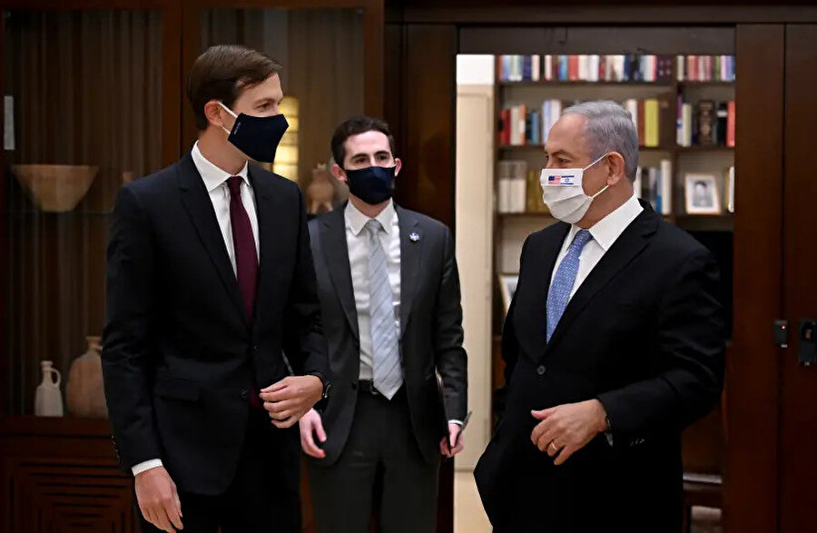 İsrail Başbakanı Binyamin Netanyahu ile ABD Başkanı Donald Trump'ın danışmanı Jared Kushner'in baş başa görüşmesinden.