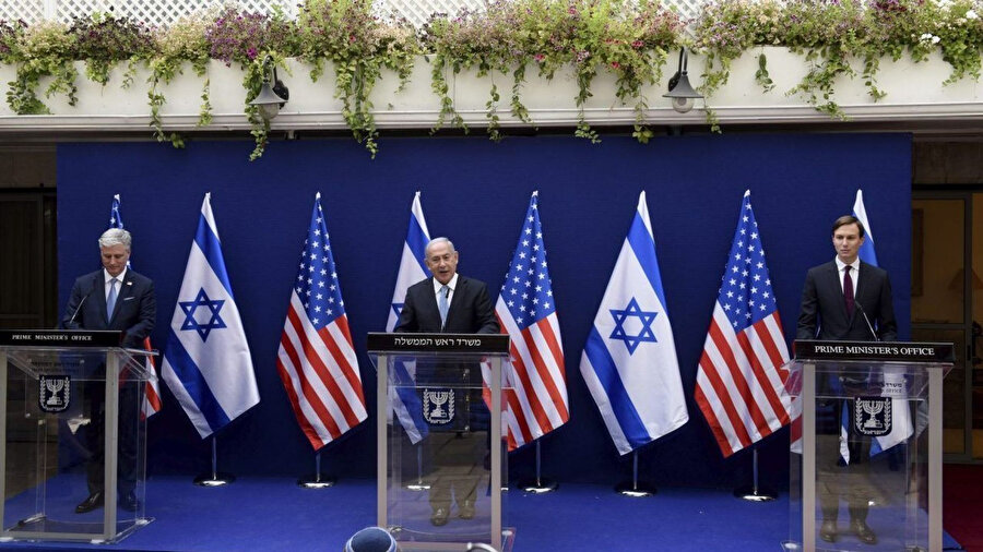 ​İsrail Başbakanı Binyamin Netanyahu, ABD Başkanı Donald Trump'ın danışmanı Jared Kushner ve ABD Ulusal Güvenlik Danışmanı ​​Robert O'Brien'ın yer aldığı basın toplantısı.
