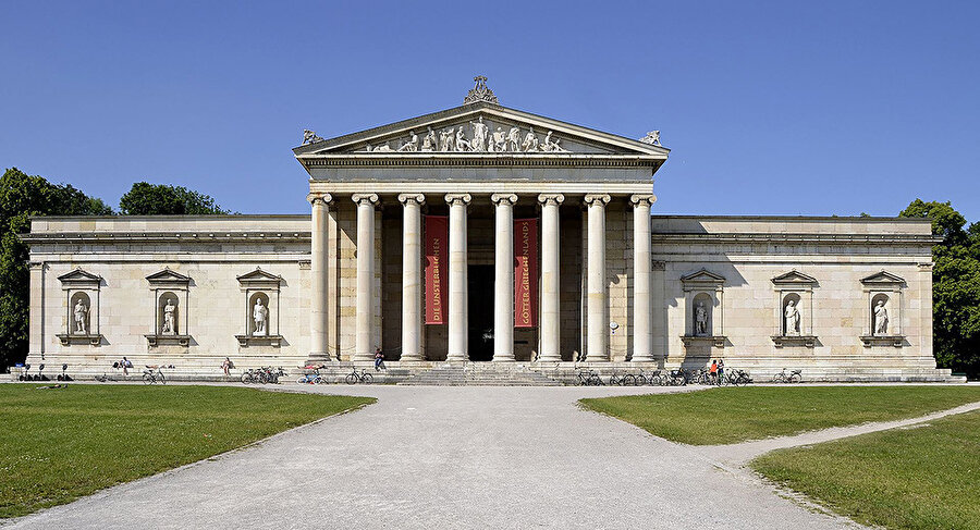 Üçgen alınlıklı ve sütunlu girişiyle öne çıkan Glyptothek Müzesi, Münih (1816-30). 