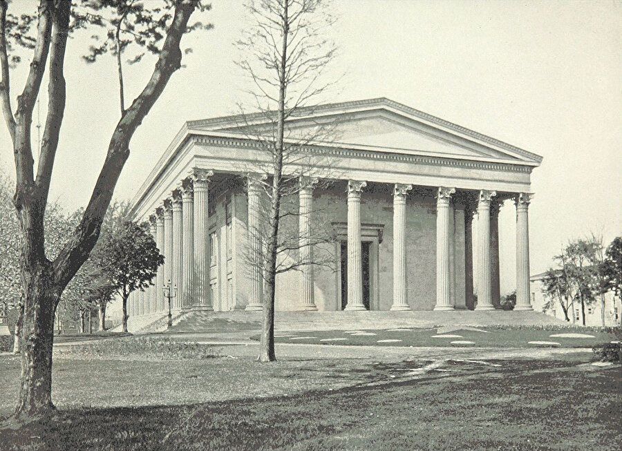 Thomas Walter tarafından tasarlanan, korent sütunlardan oluşan, portikli ve üçgen alınlıklı cephesiyle 1833-48 yıllarında inşa edilen Girard College binası; Neo Klasizm akımının örnekleri arasında gösteriliyor.
