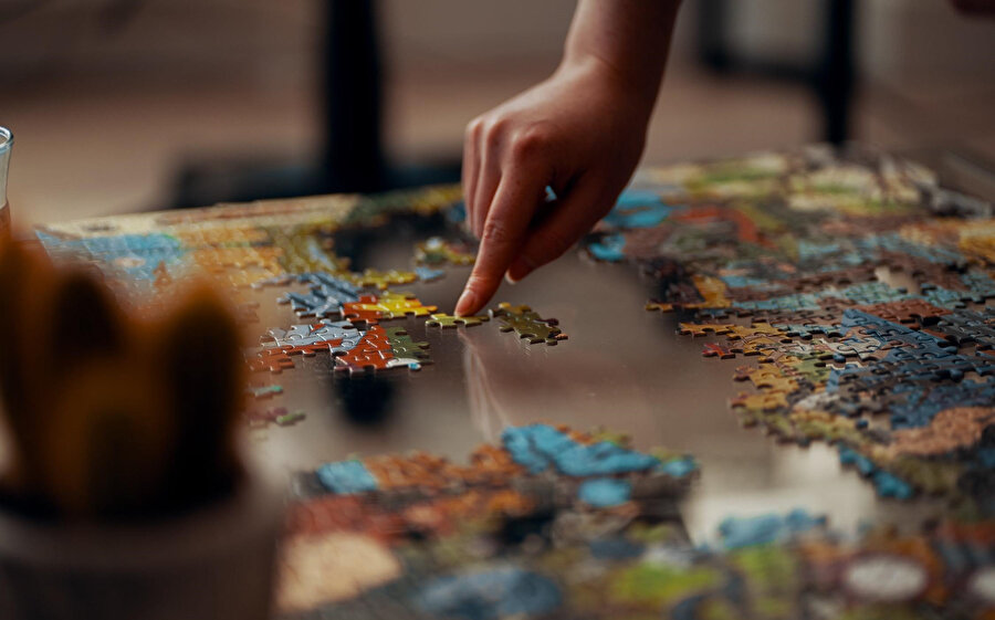 Fikirde, eylemde hep parça parçayız. Kendimizi nasıl tanımlayacağımızı şaşırıyoruz bazen.