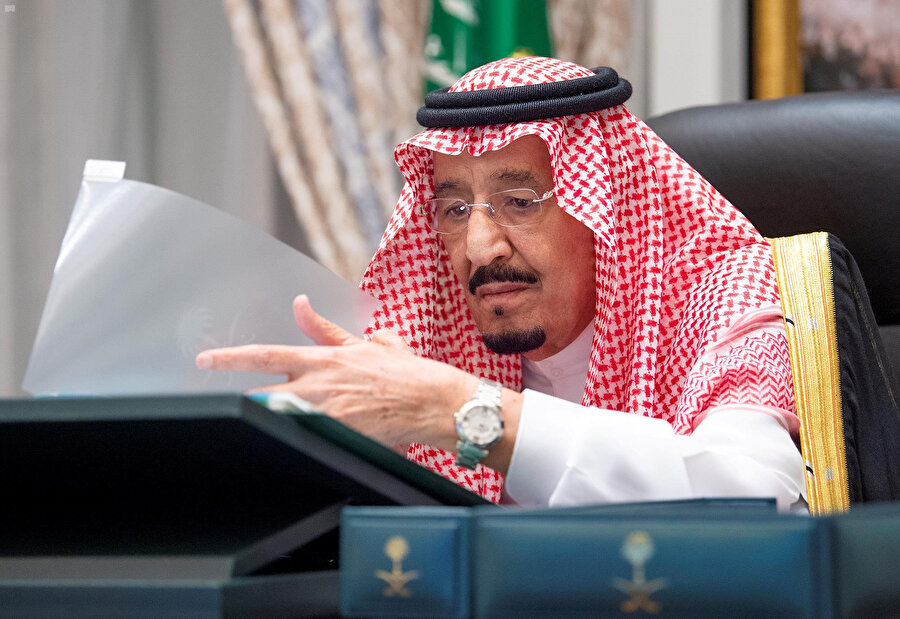 Suudi Arabistan'da Ortak Kuvvetler Komutanı ile Cevf Bölgesi Emir Vekili, Kral Selman bin Abdulaziz'in yayınladığı kraliyet kararnamesi gereği görevlerinden alındı.