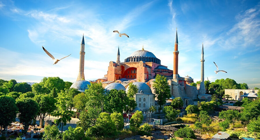 Ayasofya, eskiden Azize Sofya Kilisesi, İstanbul'da yer alan eski bazilika, katedral ve camidir.