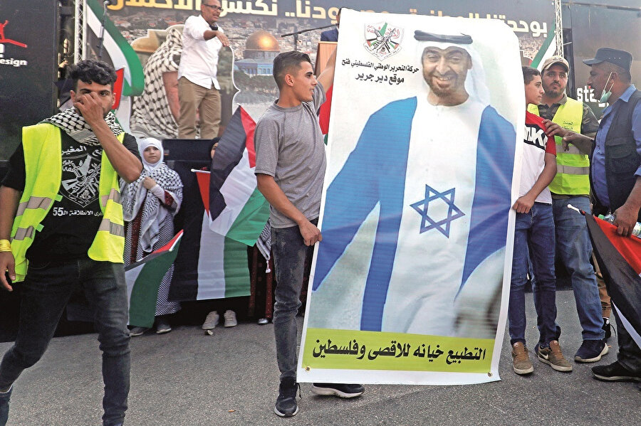 İsrail’le BAE arasında bir komşuluk ilişkisi yok. Aslında ikisi arasında istihbarat ve belki de bir takım silah teknolojisiyle ilgili bir alışverişin dışında ciddi anlamda bir alışveriş de yok. Yani bu bağlamda belki de Birleşik Arap Emirlikleri, İsrail üzerinden önce Kızıldeniz’e ve oradan da Doğu Akdeniz’e gelmek suretiyle Türkiye’nin önünü kesmeyi hayal ediyor.