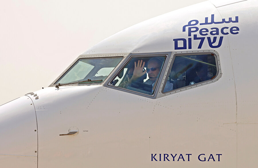 Uçağın en üstünde Arapça, İngilizce ve İbranice dillerinde 'Barış' yazıldı, alta ise İsrail'in etnik temizlik üzerine kurduğu Kiryat Gat şehrinin ismi konuldu