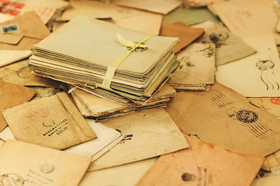 “Her yazı mektuptur.” diyor Ataç. Mektubun ölümünün anlamı bu. Mektubun ölümü, yazının da ölümü değil mi biraz da? 