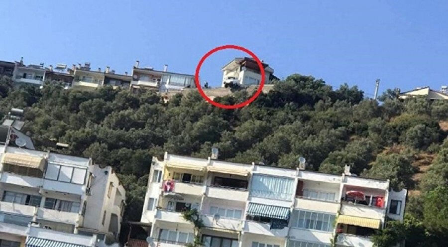 Havada asılı kalan kamyonet görenleri hayrete düşürdü