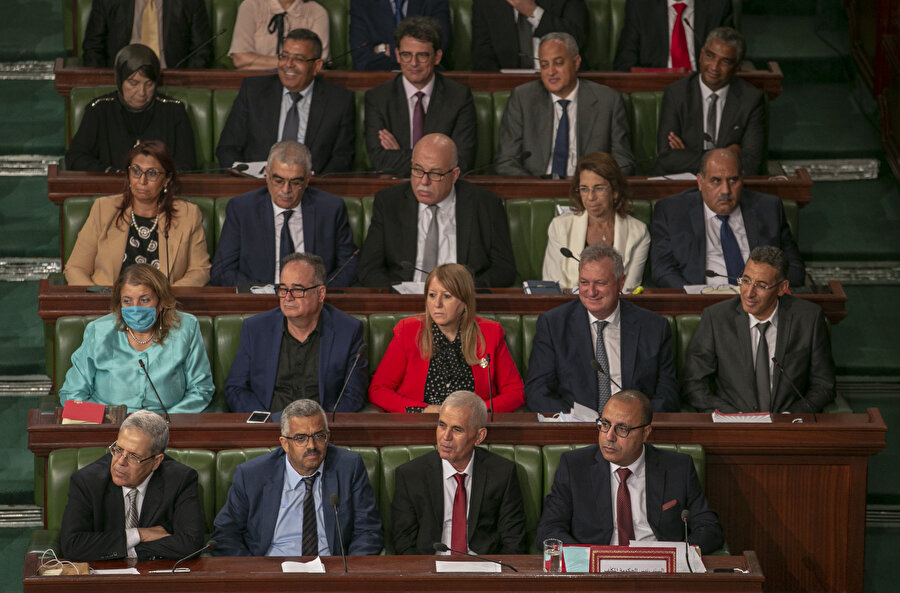 Tunus'ta Meşişi hükümeti Meclis'ten güvenoyu aldı.