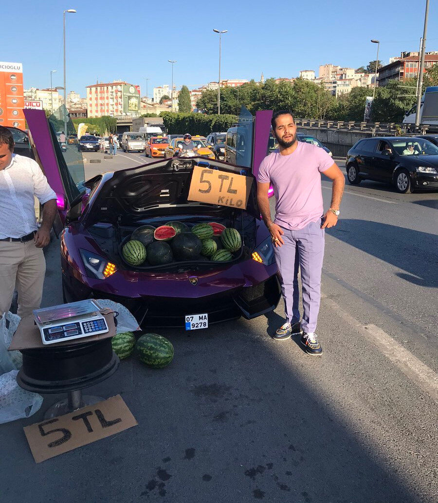 ​Ferrari'sinden karpuz satan bilge