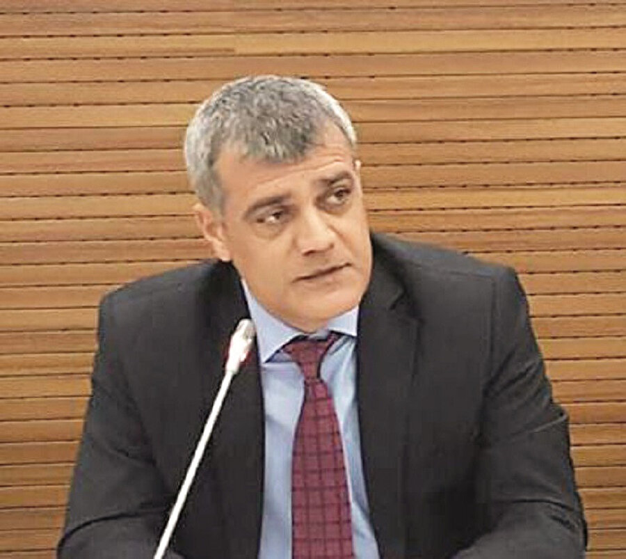 &quot;Geçmişten Günümüze Papalık&quot; kitabının yazarı Doç. Dr. Bekir Zakir Çoban 